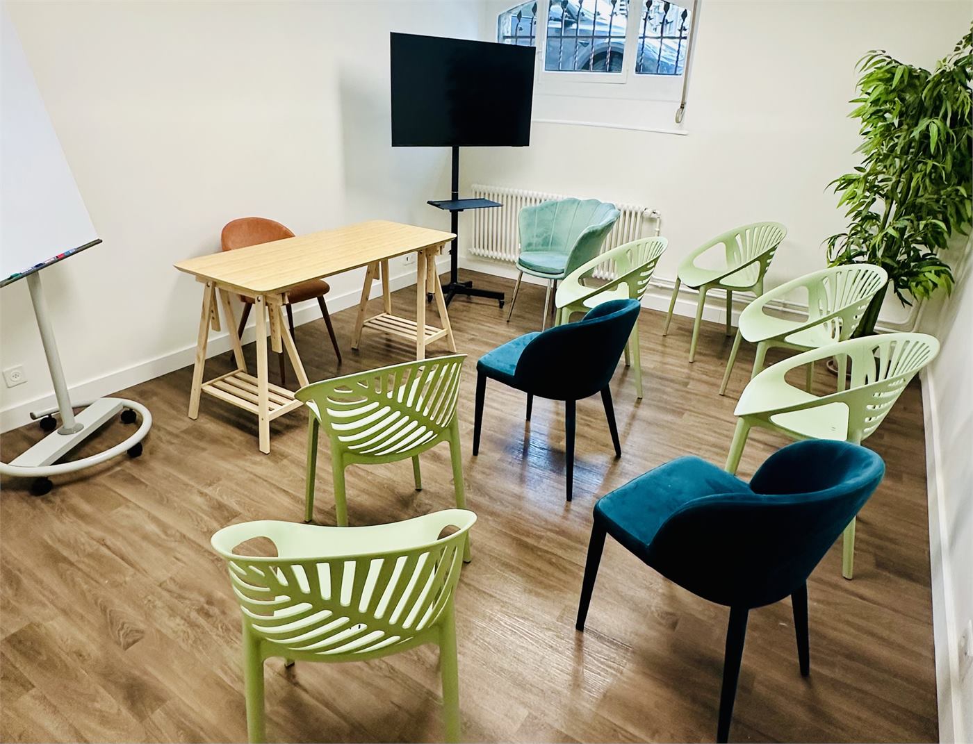 Espace de groupe : les chaises disposées en cercle pour un atelier