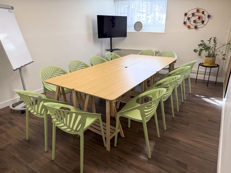 Espace de groupe : configuration réunion, grande table et paperboard