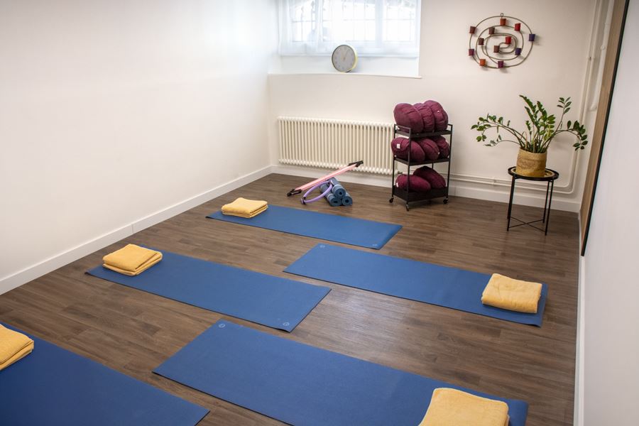 Espace de groupe : tapis, bolsters et matériel de pratique corporelle