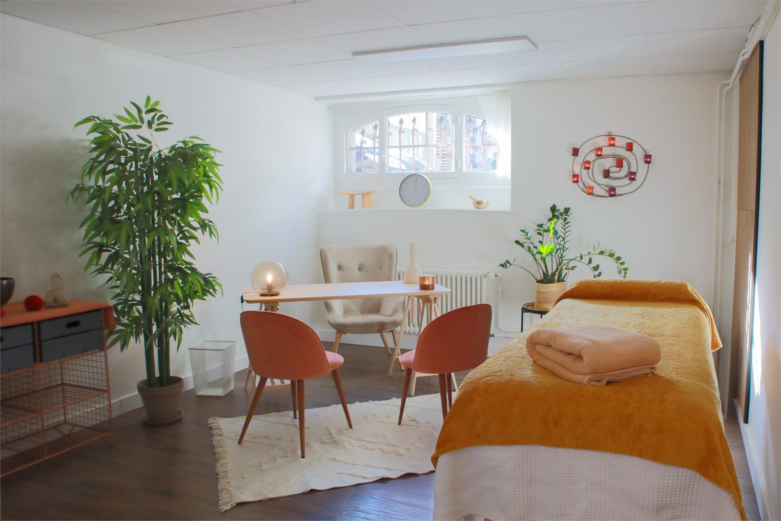 Salle Désert : vue d'ensemble avec table de massage, bureau et fauteuil