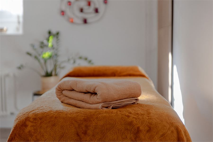 Salle Désert : la table de massage et ses linges