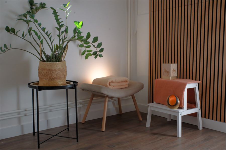 Salle Désert : coin détente, tabouret et linges