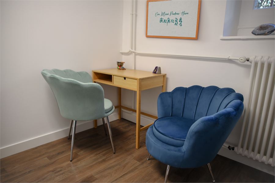 Salle Océan : les deux fauteuils et le bureau en bois clair